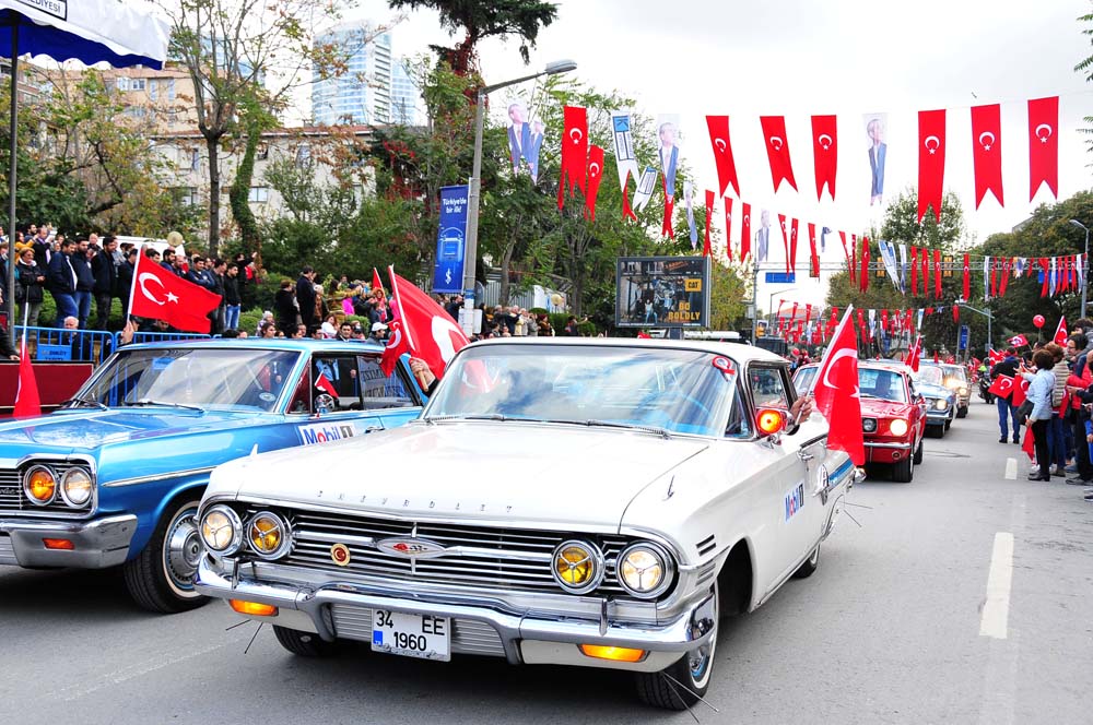 Klasik otomobillerin Yaşasın Cumhuriyet konvoyu Klasik otomobillerin Yaşasın Cumhuriyet konvoyu