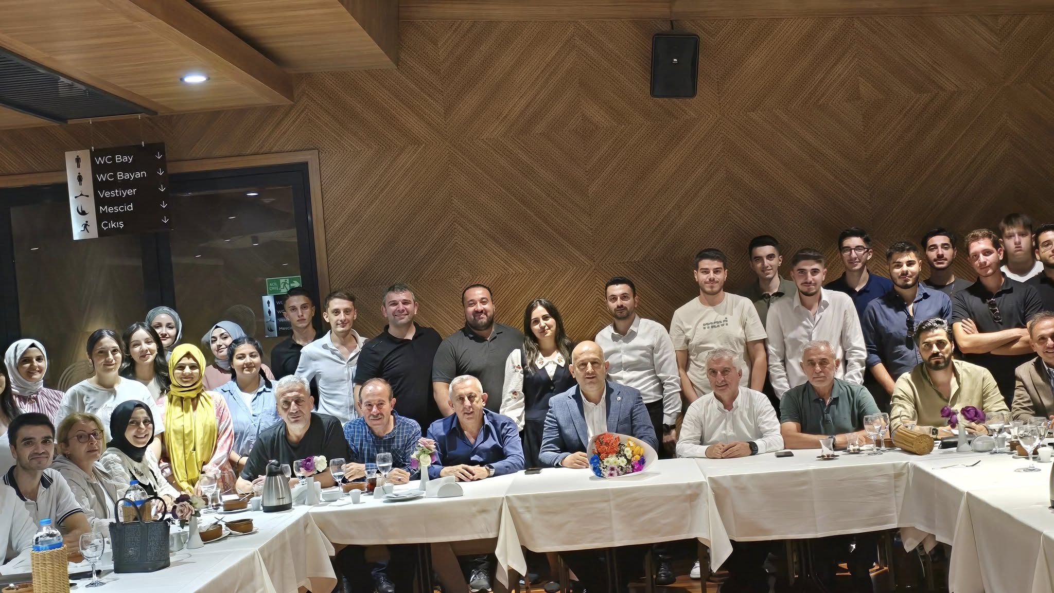 GENLK KOLLARINDA BAYRAK DEM 